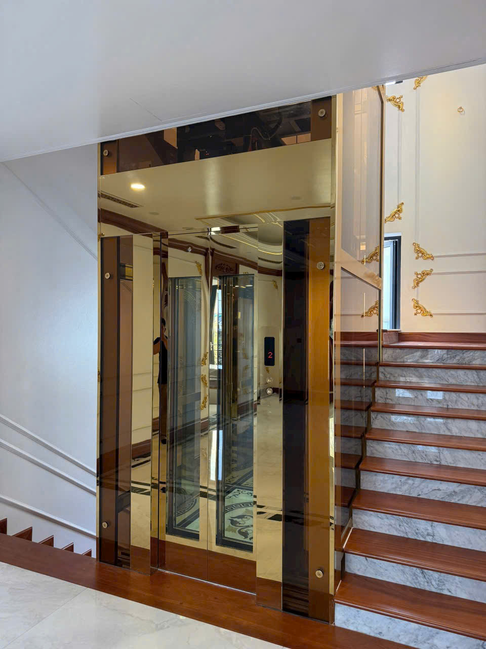 Thang máy nhà ống ốp kính 4 mặt